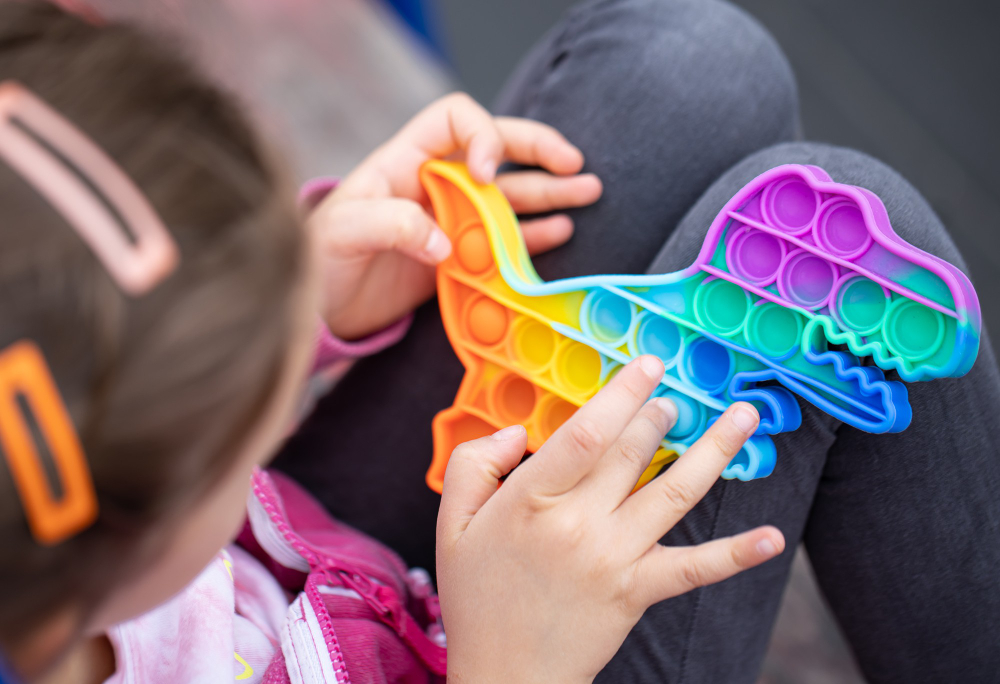 fidgets populares de toque colorido anti stress de toque em forma de dragao empurra o nas maos de uma crianca