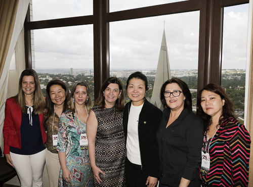 Marly Sonohara (centro) ao lado de professoras do curso de Odontologia da UEM e outras participantes do evento