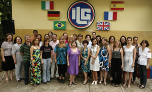 O reitor Décio Sperandio, a pró-reitora de Extensão e Cultura, Wânia Rezende Silva posam para foto, junto com os professores e técnicos do ILG, em frente ao novo logotipo  