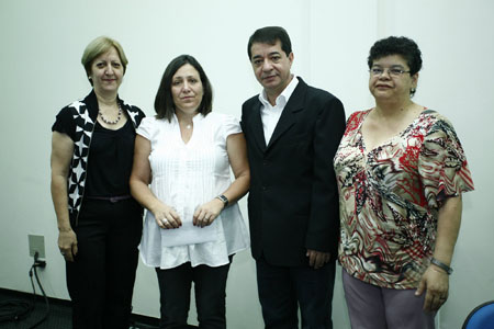 A partir da esquerda: Neusa Altoé, vice-reitora, Marinalva Spolon de Almeida, diretora empossada, Júlio Santiago Prates Filho, reitor, e Magda Félix de Oliveira, chefe de gabinete