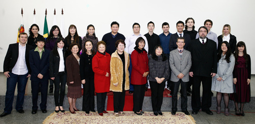 Formandos e professores com o Pró-Reitor de Cultura e Extensão