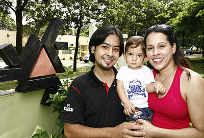 Eigi com o filho Kenji e a esposa Silvana