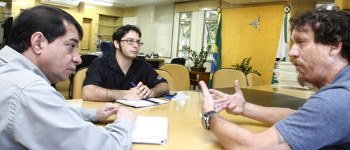 Julio Prates Filho, ao centro, o diretor de Cultura da UEM, à esquerda, e Pery de Canti, à direita