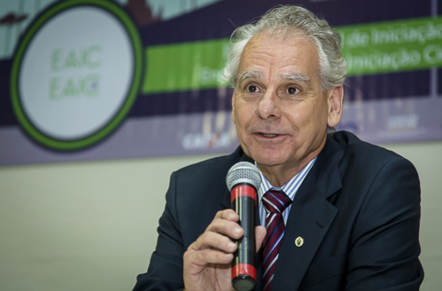 O professor João Luiz Becker, da Universidade Federal do Rio Grande do Sul, fez a palestra de abertura