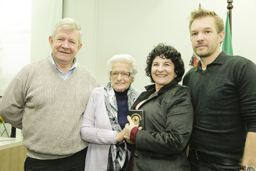 A professora possa com o marido, Antonio Svidzinski, a mãe Maria Carlinda e o filho João Henrique Svidzinski 