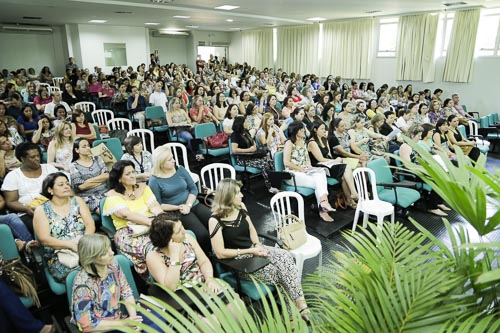 Mais de 200 professores lotaram o auditório do PDE