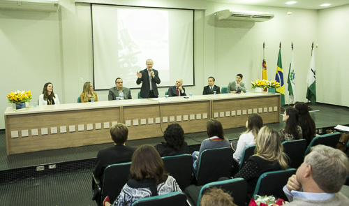 O reitor Mauro Baesso fala durante o evento