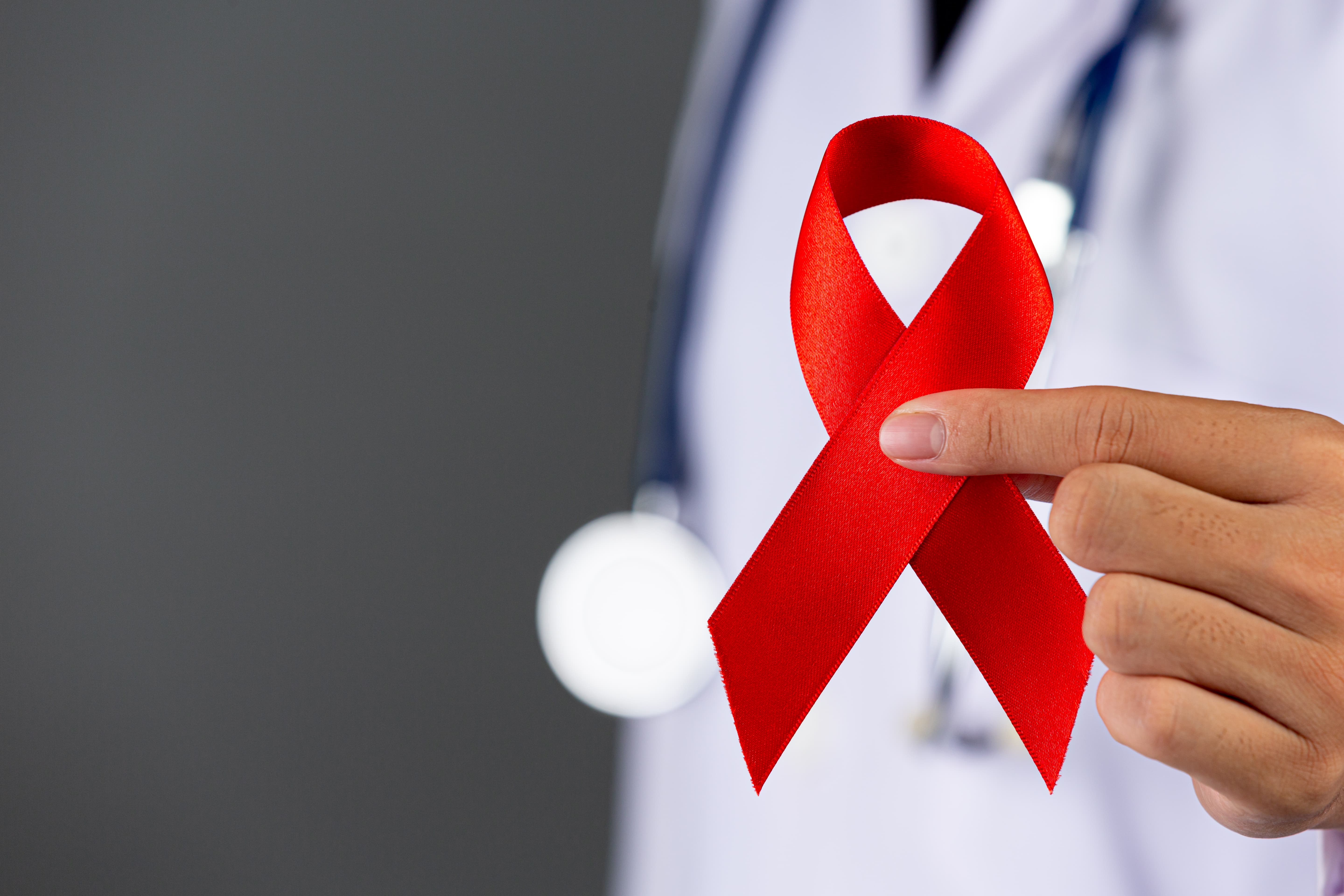 o medico possui uma fita vermelha conscientizacao sobre o hiv dia mundial da aids e dia mundial da saude sexual 1