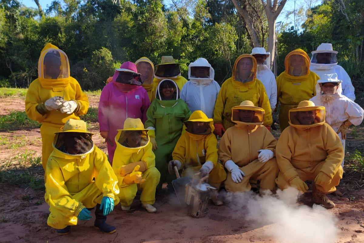Dia de Campo reúne estudantes e apicultores no câmpus de Diamante do Norte