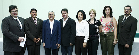 O reitor e a vice-reitora, Neusa Aloté, com os novos diretores dos câmpus