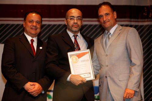 Paulo Pupim recebe prêmio em nome da UEM